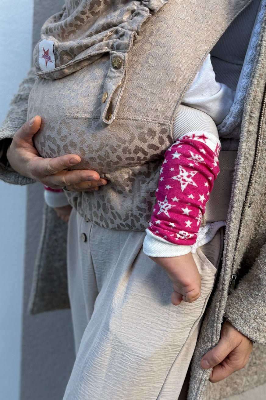 Tragestulpen Leo Stars Strawberry - KOKADI