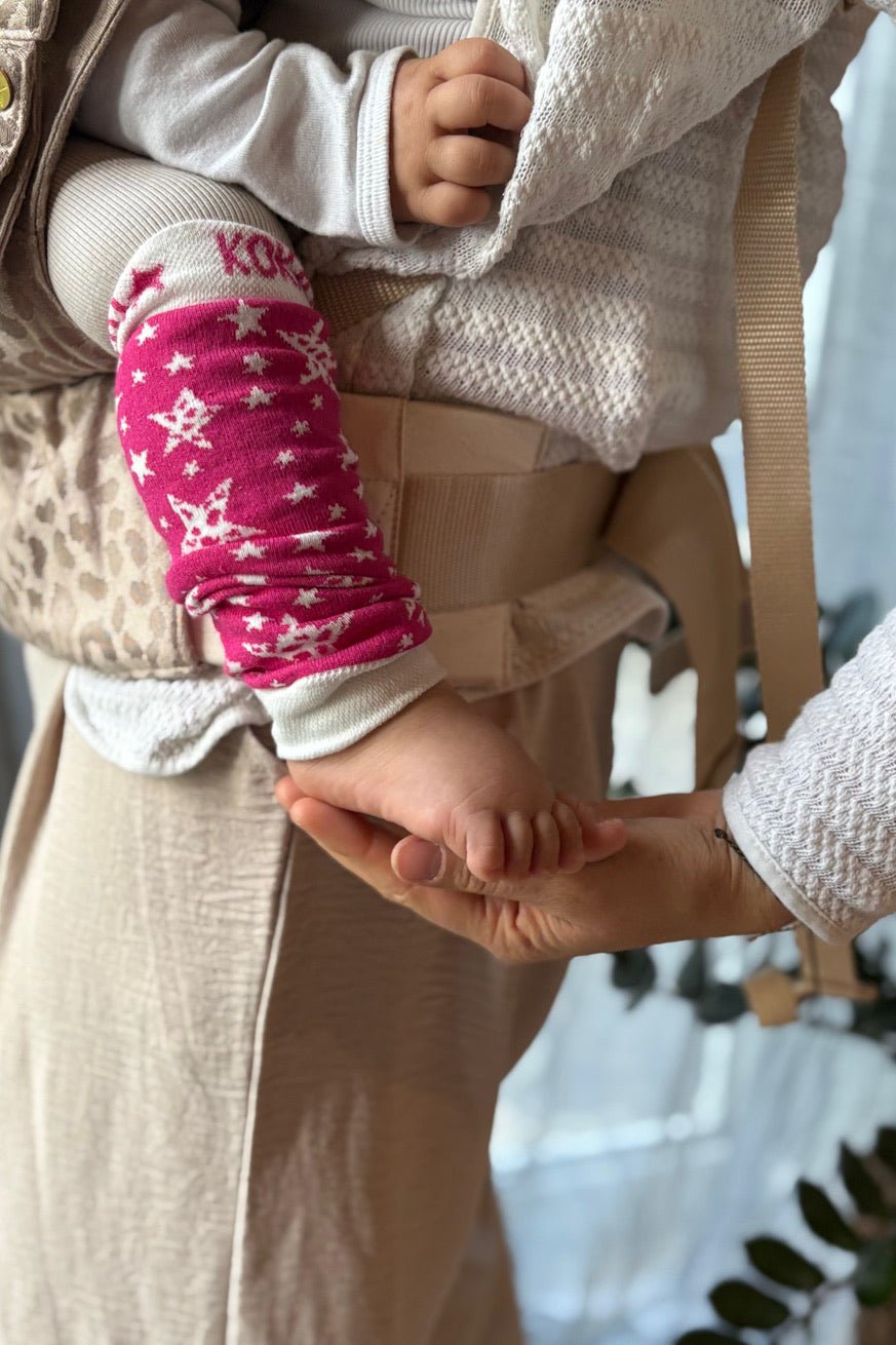 Tragestulpen Leo Stars Strawberry - KOKADI